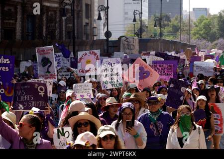 Non exclusif : 8 mars 2024, Mexico, Mexique : les femmes tiennent des pancartes alors qu'elles participent à la manifestation de la Journée internationale de la femme pour protester contre l'Agai Banque D'Images