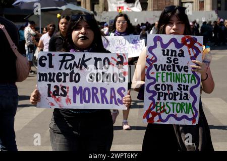 Non exclusif : 8 mars 2024, Mexico, Mexique : les femmes tiennent des pancartes alors qu'elles participent à la manifestation de la Journée internationale de la femme pour protester contre l'Agai Banque D'Images