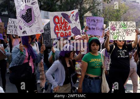 Non exclusif : 8 mars 2024, Mexico, Mexique : les femmes tiennent des pancartes alors qu'elles participent à la manifestation de la Journée internationale de la femme pour protester contre l'Agai Banque D'Images