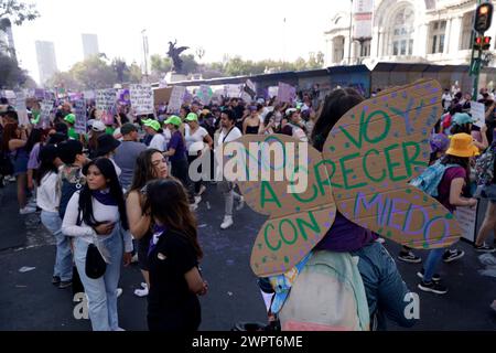 Non exclusif : 8 mars 2024, Mexico, Mexique : les femmes tiennent des pancartes alors qu'elles participent à la manifestation de la Journée internationale de la femme pour protester contre l'Agai Banque D'Images