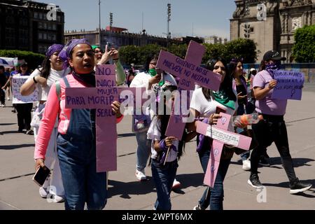 Non exclusif : 8 mars 2024, Mexico, Mexique : les femmes tiennent des pancartes alors qu'elles participent à la manifestation de la Journée internationale de la femme pour protester contre l'Agai Banque D'Images