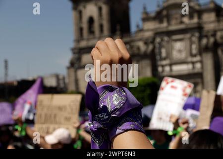 Non exclusif : 8 mars 2024, Mexico, Mexique : les femmes tiennent des pancartes alors qu'elles participent à la manifestation de la Journée internationale de la femme pour protester contre l'Agai Banque D'Images