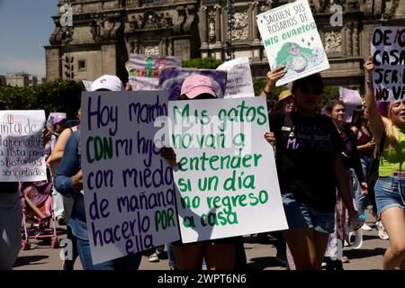 Non exclusif : 8 mars 2024, Mexico, Mexique : les femmes tiennent des pancartes alors qu'elles participent à la manifestation de la Journée internationale de la femme pour protester contre l'Agai Banque D'Images