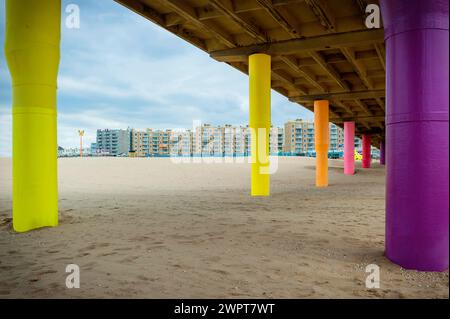 Jetée à Scheveningen, plage, pont, coloré, pilier, architecture, design, mer du Nord, côte de la mer du Nord, voyage, vacances, tourisme, construction, sable Banque D'Images