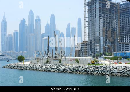 L'horizon en expansion de Dubai Marina, avec le panneau Emaar, avec une vue dégagée sur les constructions en cours et les gratte-ciel. Dubaï, Émirats arabes Unis - août Banque D'Images