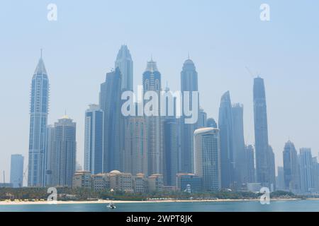 Une vue imprenable sur les gratte-ciel de Dubaï avec le front de mer et le golfe Persique au premier plan. Dubaï, Émirats arabes Unis - 15 août 2023 Banque D'Images