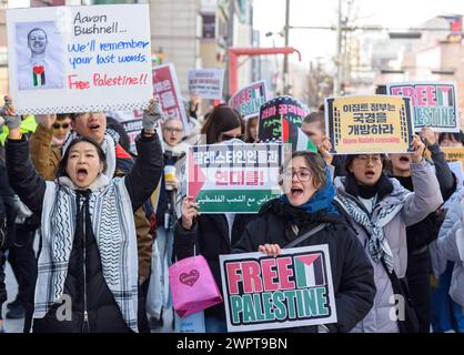 Séoul, Corée du Sud. 09 mars 2024. Des partisans pro-palestiniens manifestent près de l'ambassade d'Égypte à Séoul, exigeant l'ouverture de la frontière de Rafah. Les partisans pro-palestiniens manifestent et défilent près de l'ambassade d'Égypte à Séoul, exigeant l'ouverture de la frontière de Rafah et la levée du siège israélien de Gaza. Crédit : SOPA images Limited/Alamy Live News Banque D'Images