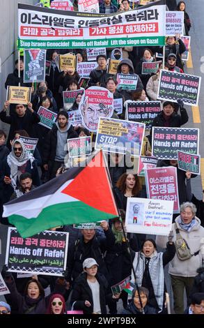 Séoul, Corée du Sud. 09 mars 2024. Des partisans pro-palestiniens manifestent près de l'ambassade d'Égypte à Séoul, exigeant l'ouverture de la frontière de Rafah. Les partisans pro-palestiniens manifestent et défilent près de l'ambassade d'Égypte à Séoul, exigeant l'ouverture de la frontière de Rafah et la levée du siège israélien de Gaza. Crédit : SOPA images Limited/Alamy Live News Banque D'Images