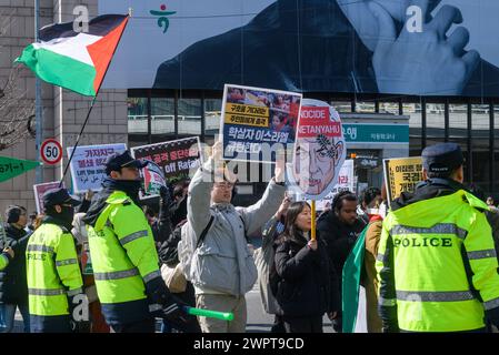 Séoul, Corée du Sud. 09 mars 2024. Des partisans pro-palestiniens manifestent près de l'ambassade d'Égypte à Séoul, exigeant l'ouverture de la frontière de Rafah. Les partisans pro-palestiniens manifestent et défilent près de l'ambassade d'Égypte à Séoul, exigeant l'ouverture de la frontière de Rafah et la levée du siège israélien de Gaza. Crédit : SOPA images Limited/Alamy Live News Banque D'Images