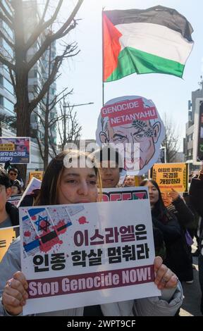 Séoul, Corée du Sud. 09 mars 2024. Des partisans pro-palestiniens manifestent près de l'ambassade d'Égypte à Séoul, exigeant l'ouverture de la frontière de Rafah. Les partisans pro-palestiniens manifestent et défilent près de l'ambassade d'Égypte à Séoul, exigeant l'ouverture de la frontière de Rafah et la levée du siège israélien de Gaza. Crédit : SOPA images Limited/Alamy Live News Banque D'Images