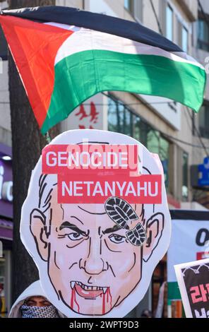 Séoul, Corée du Sud. 09 mars 2024. Un partisan pro-palestinien tenant une caricature du premier ministre israélien Netanyahou lors de la marche de protestation à l'ambassade d'Égypte à Séoul, exigeant l'ouverture du rassemblement de protestation pro-palestinien à la frontière de Rafah et de la marche près de l'ambassade d'Égypte à Séoul, exigeant l'ouverture de la frontière de Rafah et la levée du siège israélien de Gaza. Crédit : SOPA images Limited/Alamy Live News Banque D'Images