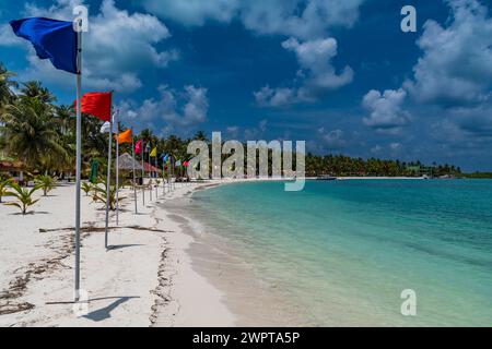 Plage de sable blanc avec de nombreux drapeaux, île de Bangaram, archipel de Lakshadweep, territoire de l'Union de l'Inde Banque D'Images