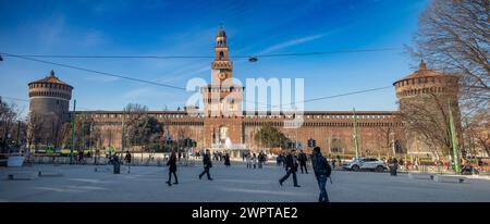 Un panorama de la façade du Castello Sforzesco, ou Château de Milan, au cœur de Milan, Italie. Banque D'Images