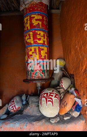 Roues à prier, Village de Tsarang, Royaume de Mustang, Népal Banque D'Images