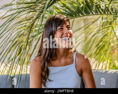 Gros plan d'une belle et jeune femme qui rit Banque D'Images