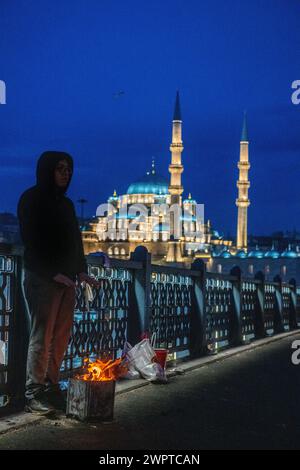 Pêcheurs à l'aube sur le pont de Galata à Istanbul, Turquie, avec la Nouvelle Mosquée en arrière-plan Banque D'Images