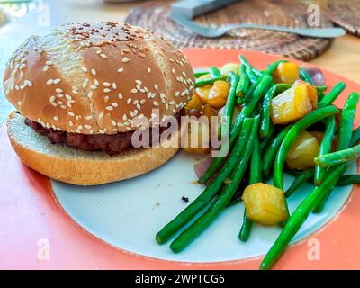 Paris, France, gros plan , aliments sur une assiette, hamburger végétarien, hamburger végétarien Banque D'Images