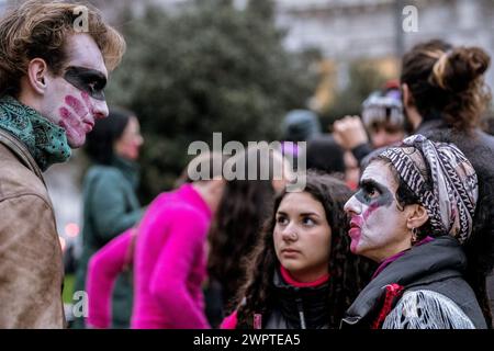 Milan, Italie. 08 mars 2024. Des gens vus avec des visages peints dans la rue. « Non-una di Meno » (pas un de moins) a organisé une manifestation dans le centre de Milan pour protester contre la discrimination et le nombre croissant de meurtres de femmes. Crédit : SOPA images Limited/Alamy Live News Banque D'Images