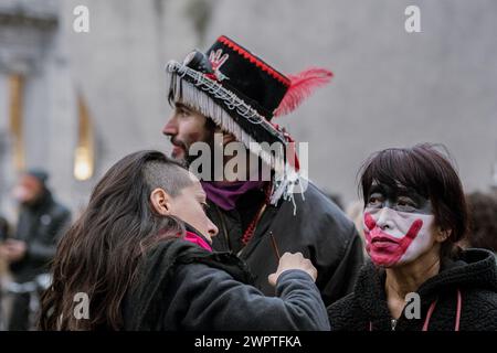 Milan, Italie. 08 mars 2024. Le visage d'un manifestant a été peint pendant la manifestation. « Non-una di Meno » (pas un de moins) a organisé une manifestation dans le centre de Milan pour protester contre la discrimination et le nombre croissant de meurtres de femmes. (Photo de Valeria Ferraro/SOPA images/SIPA USA) crédit : SIPA USA/Alamy Live News Banque D'Images