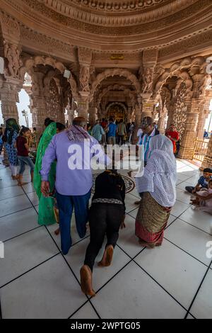 Pèlerin au charbon brûlant, temple Kalika Shakti Peeth Pavagadh, site UNESCO Parc archéologique Champaner-Pavagadh, Gujarat, Inde Banque D'Images