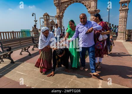 Pèlerin au charbon brûlant, temple Kalika Shakti Peeth Pavagadh, site UNESCO Parc archéologique Champaner-Pavagadh, Gujarat, Inde Banque D'Images