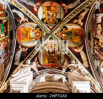Fresques au plafond, Duomo di San Marco, vieux centre-ville avec de magnifiques palais aristocratiques et des arcades de style vénitien, Pordenone, Frioul, Italie Banque D'Images