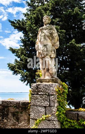 Jardin du château, Château de Duino, avec vue spectaculaire sur la mer, résidence privée des princes de Thurn und taxis, Duino, Frioul, Italie, Duino, Friuli Banque D'Images