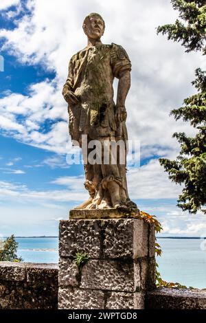 Jardin du château, Château de Duino, avec vue spectaculaire sur la mer, résidence privée des princes de Thurn und taxis, Duino, Frioul, Italie, Duino, Friuli Banque D'Images