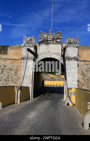 La belle porte de mur de ville de la ville d'Elvas, Portugal Banque D'Images