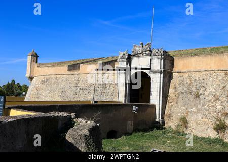 La belle porte de mur de ville de la ville d'Elvas, Portugal Banque D'Images