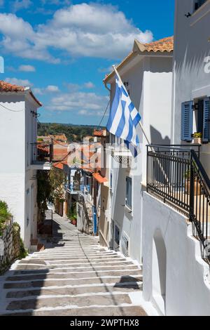 Une ruelle étroite avec un escalier entre les maisons blanches traditionnelles sous un ciel bleu, Koroni, Pylos-Nestor, Messinia, Péloponnèse, Grèce Banque D'Images