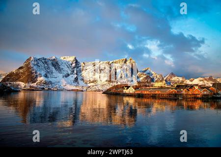 Le coucher du soleil jette une lueur dorée sur les îles Lofoten avec des reflets clairs dans l'eau, Lofoten Banque D'Images