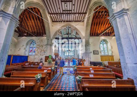 Les sonneurs de cloches pratiquent dans l'église de St Andrew à Alfriston, un joli village historique dans le quartier de Wealden dans le Sussex de l'est Banque D'Images