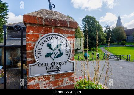 Panneau du National Trust pointant vers Old Clergy House, le premier bâtiment du National Trust en 1896, à Alfriston, un village historique de Wealden, East Sussex Banque D'Images