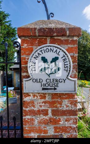 Panneau du National Trust pointant vers Old Clergy House, le premier bâtiment du National Trust en 1896, à Alfriston, un village historique de Wealden, East Sussex Banque D'Images