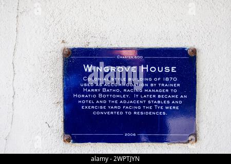 Panneau en émail à Wingrove House, maison du directeur de course Harry Batho à Horatio Bottomley, Alfriston, un village historique du district de Wealden dans l'est du Sussex Banque D'Images