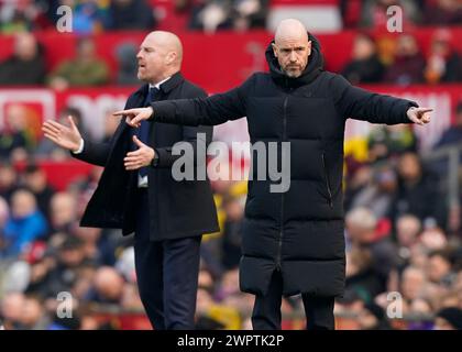 Manchester, Royaume-Uni. 9 mars 2024. Sean Dyche manager d'Everton et Erik Ten Hag manager de Manchester United instruisent leurs joueurs lors du premier Leagues Manchester United contre Everton match à Old Trafford, Manchester. Photo : Andrew Yates/Sportimage crédit : Sportimage Ltd/Alamy Live News Banque D'Images