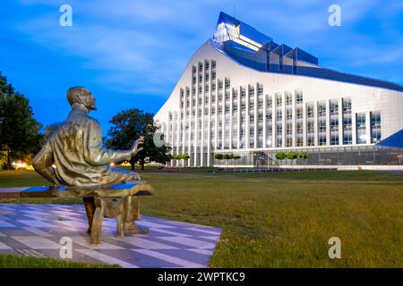 Riga. Bibliothèque nationale lettone. Statue de l'écrivain letton Janis Rainis, Janis Plieksans. Aucun homme, grand homme, Riga, Lettonie Banque D'Images