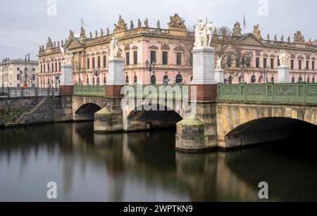 Longue exposition, pont du palais Unter den Linden avec vue sur le Musée historique allemand, Berlin, Allemagne Banque D'Images