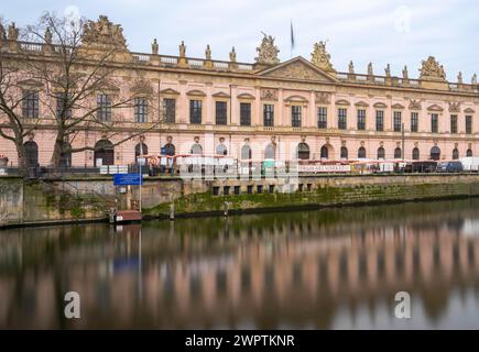 Longue exposition, pont du palais Unter den Linden avec vue sur le Musée historique allemand, Berlin, Allemagne Banque D'Images