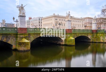 Longue exposition, pont du palais Unter den Linden avec vue sur le Musée historique allemand, Berlin, Allemagne Banque D'Images