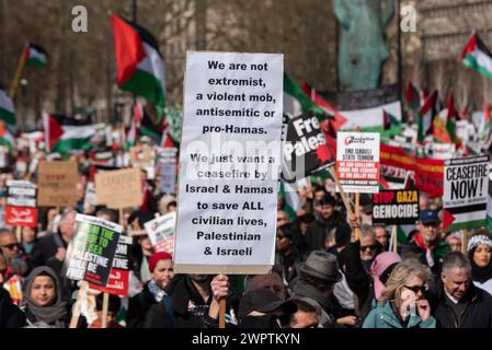 Park Lane, Londres, Royaume-Uni. 9 mars 2024. Une manifestation est en cours contre l'escalade de l'action militaire à Gaza alors que le conflit entre Israël et le Hamas se poursuit. Organisés par des groupes tels que Palestine Solidarity Campaign et Stop the War Coalition, intitulés « manifestation nationale » et avec des appels à « Halte au génocide », « cessez-le-feu maintenant » et « Libérez la Palestine », les manifestants se sont rassemblés autour de Hyde Park Corner avant de se diriger vers l’ambassade américaine à Nine Elms. Placard contestant les prétentions d'être une foule violente, d'antisémitisme et de pro-Hamas Banque D'Images