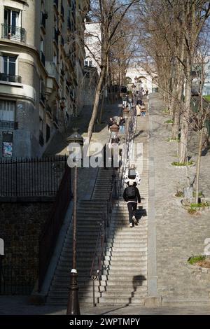 Escalier vertical raide, marches, de la rue Foyatier menant à la butte de Montmartre, Paris, France Banque D'Images