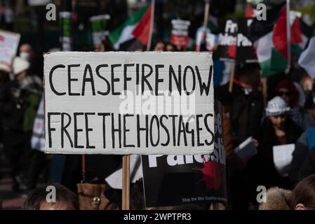 Park Lane, Londres, Royaume-Uni. 9 mars 2024. Une manifestation est en cours contre l'escalade de l'action militaire à Gaza alors que le conflit entre Israël et le Hamas se poursuit. Organisés par des groupes tels que Palestine Solidarity Campaign et Stop the War Coalition, intitulés « manifestation nationale » et avec des appels à « Halte au génocide », « cessez-le-feu maintenant » et « Libérez la Palestine », les manifestants se sont rassemblés autour de Hyde Park Corner avant de se diriger vers l’ambassade américaine à Nine Elms. Plaque de cessez-le-feu Banque D'Images