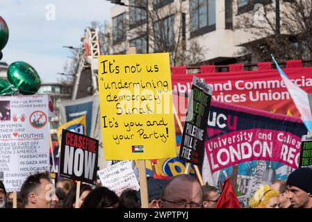 Park Lane, Londres, Royaume-Uni. 9 mars 2024. Une manifestation est en cours contre l'escalade de l'action militaire à Gaza alors que le conflit entre Israël et le Hamas se poursuit. Organisés par des groupes tels que Palestine Solidarity Campaign et Stop the War Coalition, intitulés « manifestation nationale » et avec des appels à « Halte au génocide », « cessez-le-feu maintenant » et « Libérez la Palestine », les manifestants se sont rassemblés autour de Hyde Park Corner avant de se diriger vers l’ambassade américaine à Nine Elms. Protestation contre les propos de Rishi Sunak et du gouvernement conservateur Banque D'Images