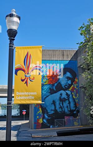 Une fresque colorée du boxeur Muhammad Ali par l'artiste Ashley Cathey illumine un mur dans le centre-ville de Louisville, en face du Muhammad Ali Center. Banque D'Images