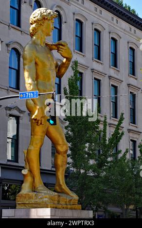 Une grande reproduction de la sculpture David de Michel-Ange par l'artiste turc Serkan Özkaya se trouve au coin d'une rue dans le centre-ville de Louisville, Kentucky. Banque D'Images