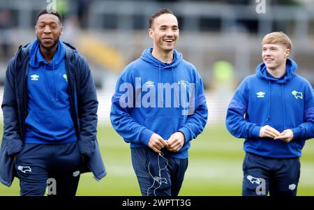 Les joueurs du comté de Derby inspectent le terrain avant le match de Sky Bet League One au Memorial Stadium de Bristol. Date de la photo : samedi 9 mars 2024. Banque D'Images