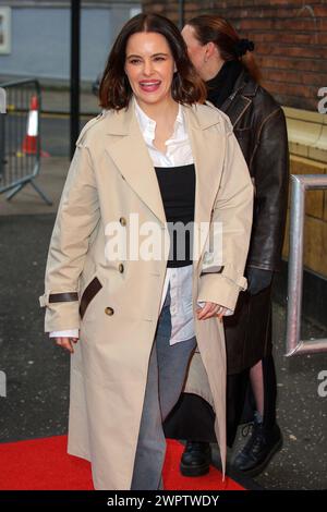 Glasgow, Écosse, Royaume-Uni. 9 mars 2024. L'actrice Emily Hampshire arrive à la première mondiale de Mom, au Glasgow film Theatre (GFT), en Écosse. Maman est une « horreur psychologique à propos d'une femme qui est laissée seule pour affronter une entité sinistre, déterminée à lui faire revivre des tragédies passées à répétition, et à la arracher de sa famille pour de bon. » Cette projection fait partie du FrightFest au Glasgow film Festival 2024 (GFF), qui se déroule jusqu’à demain. Crédit : Stewart Kirby pour #creativezealots/Alamy Live News Banque D'Images