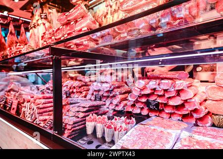 Barcelone, Espagne - 1er décembre 2023 : marché de Barcelone sur la rue la Rambla. Jambon séché espagnol suspendu au marché de la Boqueria Banque D'Images